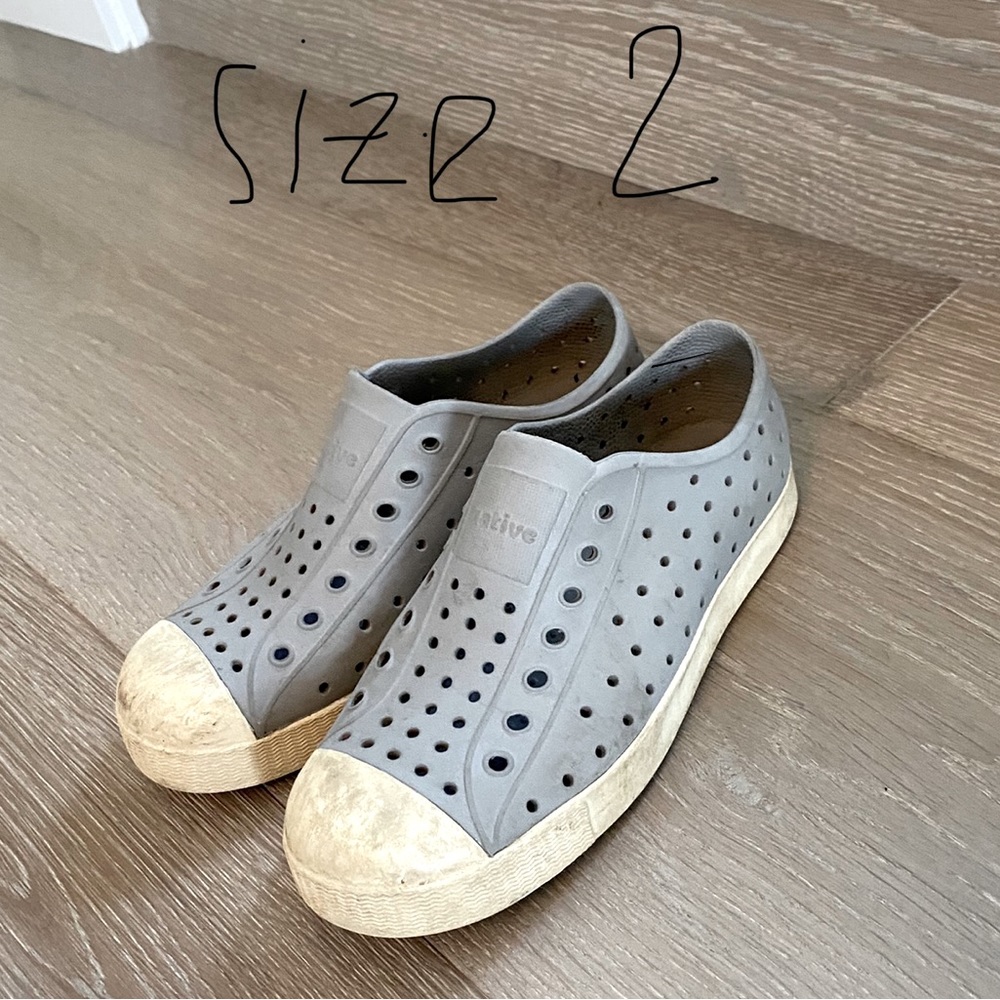 Unisex size 2 youth gray natives
